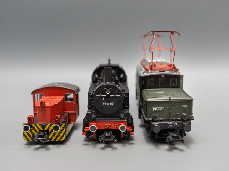 Modelleisenbahn in rot schwarz und grün