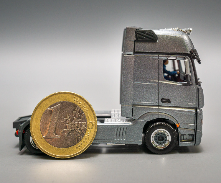 Grauer Modell-LKW mit Münze